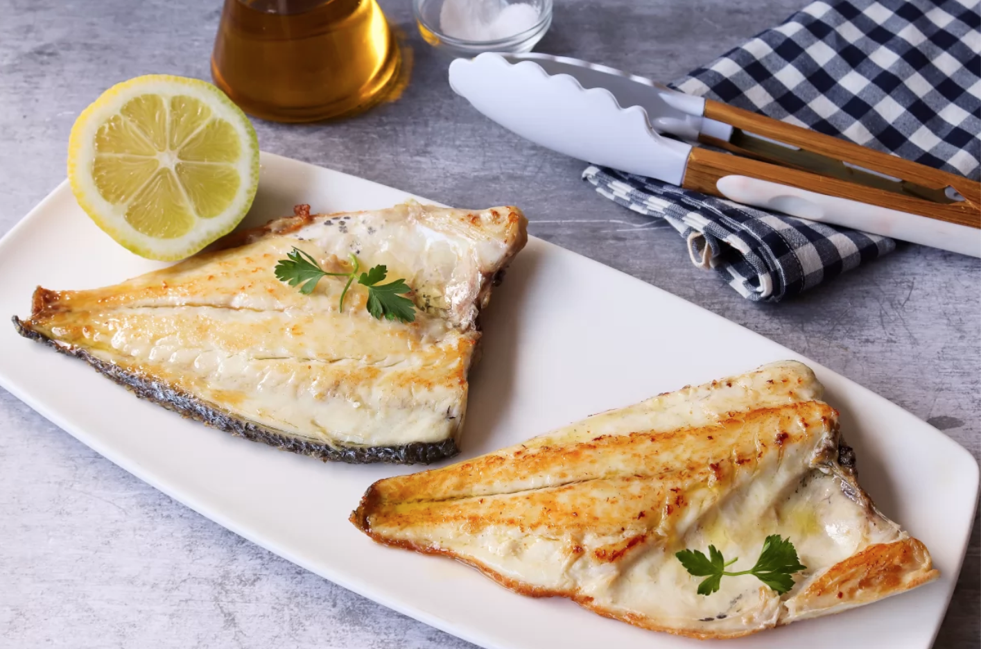 Pimientos asados en conserva con dorada a la plancha y vasito de arroz en el microondas